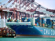 Die US-Regierung fasst mehr als doppelt so hohe Strafzölle für chinesische Importware ins Auge als bisher geplant. (Bild: KEYSTONE/AP Chinatopix)