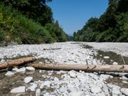 Gewitter am Mittwoch waren nur ein Tropfen auf den heissen Stein: Das ausgetrocknete Flussbett der Emme im bernischen Aefligen. (Bild: Keystone/PATRICK HUERLIMANN)