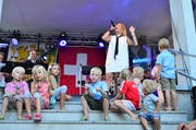 «Red Cube» geben beim Musikpavillon im Jakob-Züllig-Park ein Konzert. Die jüngsten Bundesfeier-Besucher sind ganz nahe dabei. (Bild: Max Eichenberger)