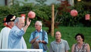 Bundesrat Johann Schneider-Ammann begrüsst die Festgemeinde nach seiner Ankunft in Emmetten, wo er eine 1.-August-Ansprache hält. (Bilder: Corinne Glanzmann (31. Juli 2018)