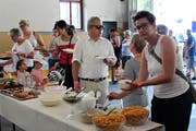 Flawil: Brunch statt abendliche Grillfestivitäten. Der Verkehrsverein hatte auf das Areal des alten Feuerwehrdepots geladen, wo die zahlreichen Besucherinnen und Besucher ein reichhaltiges Buffet und eine Ansprache des Wiler Politikers und Unternehmers Arber Bullakaj erwartete. (Bild: Andrea Häusler)
