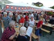 Aadorferinnen und Aadorfer singen die Nationalhymne.