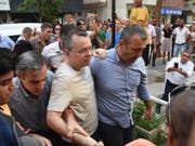 Der Streit zwischen den USA und der Türkei um den unter Hausarrest gestellten Pastor Andrew Brunson (Mitte) eskaliert: Das Weisse Haus hat Sanktionen gegen die Türkei verhängt. (Bild: KEYSTONE/EPA DHA/MUSTAFA KOPRULU)