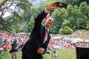 Bundespräsident Alain Berset sprach an der Bundesfeier auf dem Rütli - und machte ein Selfie mit den Zuschauern. (Bild: Philipp Schmidli, Seelisberg 1. August 2018)