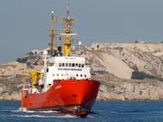 Die «Aquarius», eines der letzten im Mittelmeer verbliebenen humanitären Rettungsschiffe, ist wieder unterwegs Richtung libysche Küste. (Bild: KEYSTONE/EPA/GUILLAUME HORCAJUELO)