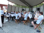 Die Musikgesellschaft Aadorf spielt unter der Leitung von Tina Egger.