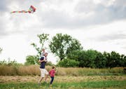 Väter sollen sich in der Erziehung der Kinder stärker einbringen - und die Mütter sollen dies auch zulassen. (Bild: Getty)