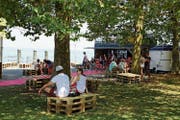 Zum Auftakt der Strandfestwochen am 1. August probierten erste Besucher einen Burger. (Bild: jor)