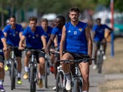 Der FC Basel, vorne mit Albian Ajeti (Nr. 22), holt sich auf dem Velo den Schwung für das kapitale Europacup-Spiel gegen die Griechen von PAOK Saloniki. (Bild: KEYSTONE/GEORGIOS KEFALAS)