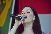 Alexa Vogel singt die Nationalhymne. (Bild: Max Eichenberger)