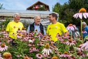 Die Landwirte Martin Theiler (rechts) und Alois Theiler (links) mit Bundesrat Johann Schneider-Ammann im Kräutergarten auf dem Kräuterhof in Hergiswil bei Willisau. (Bild: Philipp Schmidli, 1. August 2018)