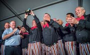 Grosse Momente erfordern grosse Emotionen: Die Emmishofer Narren erhalten den «Prix Kreuzlingen» 2018 aus den Händen von Stadtpräsident Thomas Niederberger. (Bild: Andrea Stalder)