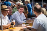 Festredner Hansjörg Brunner im Gespräch mit Besuchern der Bundesfeier. (Bild: Reto Martin)