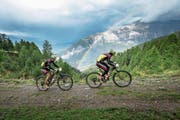 Zwei Mountainbike-Fahrer auf dem Weg von Leukerbad in Richtung Zermatt. (Bild: Marius Maasewerd/Keystone (14. September 2017))