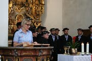 Gemeindepräsidentin Judith Odermatt, im Hintergrund das Jodlercheerli Brisäblick.