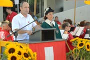 Bei der Ansprache: Turi Schallenberg mit Weibelin Verena Schneiter an seiner Seite. Im Hintergrund der Musikverein Weinfelden, welcher das Fest musikalisch umrahmte. (Bild: Mario Testa)