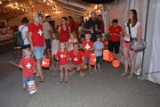 Bazenheid: Tanzmusik, Singen des Schweizerpsalms und ein leuchtender Lampion-Umzug für den Nachwuchs mit anschliessender Belohnung: So feierte die Gemeinde Kirchberg. (Bild: Beat Lanzendorfer)