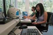 Ist zufrieden mit den neusten Testergebnissen: Gwendolyn Pascua mit dem intelligenten Roboter Cimon in Hergiswil. Bild: PD