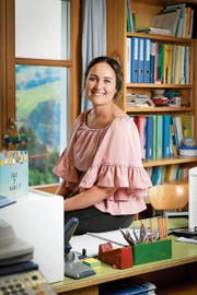 Die Junglehrerin Michaela Schlegel startet am Montag mit vier Klassen auf einmal. (Bild: Ralph Ribi)