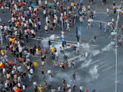 Tränengas an der Kundgebung am Freitagabend in Bukarest. (Bild: Keystone/AP/Vadim Ghirda)