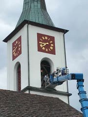 Die rund 100 Kilogramm schweren Läden wurden mit einem Kran auf den Boden gehievt. (Bild: Zita Meienhofer)