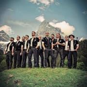 Der Männerchor Heimweh (mit Bernhard Betschart, Fünfter von links) ist Dauergast in den Schweizer Charts. (Bild: PD)