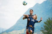 Neu im Dress des FC Stans: Driton Hoxha mit seinem Sohn Leon. (Bild: Dominik Wunderli (Stans, 8. August 2018)