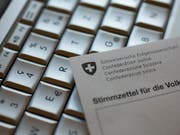 Alle Auslandschweizerinnen und Auslandschweizer sollen bis 2021 elektronisch abstimmen können. Das verlangt der Auslandschweizerrat mit einer neu lancierten Online-Petition. (Bild: KEYSTONE/ALESSANDRO DELLA BELLA)