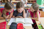 Wenn Sprachstörungen nicht früh therapiert werden, können sie sich durch eine ganze Schulkarriere ziehen. (Bild: Getty)