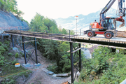 Eine neue Notbrücke verbindet die Strasse zwischen Goldau und Sattel (Bild: Erhard Gick)