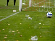 Ein Becherwurf sorgte in Graz für einen 40-minütigen Spielunterbruch (Bild: KEYSTONE/PETER KLAUNZER)
