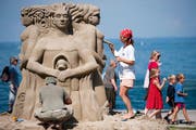 Am Sandskulpturenfestival in Rorschach kann den Künstlern über die Schulter geschaut werden. (Bild: Urs Jaudas)