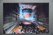 Aufrichtefest des KKL-Konzertsaals am 28. Februar 1997 mit Marktständen aus Nationen, die mit Arbeitern am Bau beteiligt waren (Albanien, Deutschland, Griechenland, Italien, Portugal, Schweiz). (Bild: Archiv KKL)