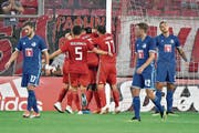 Bedienter FCL mit Simon Grether, Idriz Voca und Lucas Alves (in Blau von links). (Bild: Martin Meienberger/Freshfocus (Piräus, 9. August 2018)