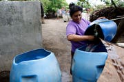 Nicaragua: Eine Frau giesst frisches Wasser in einen Eimer, welches sie aus ihrem Ziehbrunnen geholt hat. Zentralamerika ist eine Schwerpunktregion der schweizerischen Entwicklungszusammenarbeit der DEZA. (Bild: KEYSTONE/Yoshiko Kusano, 8. Juni 2006)