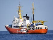 Die «Aquarius» hat 141 Flüchtlinge von zwei Holzbooten im Mittelmeer gerettet. (Bild: Keystone/AP/SALVATORE CAVALLI)