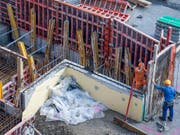 Die Flankierenden Massnahmen schützen das Schweizer Lohnniveau, zum Beispiel auf dem Bau. Experten glauben, dass die EU den Schutz sogar verbessern könnte. (Bild: KEYSTONE/MELANIE DUCHENE)