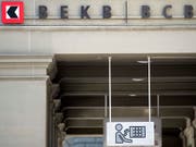 Die Berner Kantonalbank hat im ersten Halbjahr ein durchwachsenes Ergebnis erzielt: Die Erträge waren rückläufig, der Gewinn aber legte zu. (Bild: KEYSTONE/PETER SCHNEIDER)