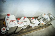 Gut gesichert und verschlossen lagern unter anderem Isopropyl- oder Ethylalkohol im temperierten Feuerkeller.
