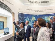 Doris Leuthard und die Schweizer Delegation bei ihrem Besuch im Huawei-Sitz in Shenzhen. (Bild: Uvek; 9. August 2018)
