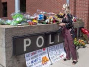 Blumen vor der Polizeistation in Fredericton für die zwei getöteten Polizisten. (Bild: Keystone/AP/Andrew Vaughan)
