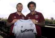 Jack Wilshere (links) und Felipe Anderson spielen neu bei West Ham. (Bild: AP)