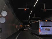 Bei einem Unfall mit drei Autos und einem Bus im Fäsenstaubtunnel in Schaffhausen wurden vier Personen verletzt. (Bild: Schaffhauser Polizei)