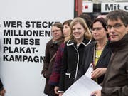 Wer wie viel Geld in Abstimmungskampagnen steckt, ist nicht bekannt. Die Schweiz erhält wegen der mangelnden Transparenz immer wieder schlechte Noten. (Bild: KEYSTONE/PETER SCHNEIDER)