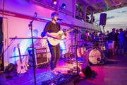 Die Blaue Stunde war angebrochen, da übernahm der Lichtingenieur die Stimmung auch gleich mal und spielte mit den Farben beim Auftritt von Damian Lynn auf der Autofähre. (Bilder: André A.Niederberger (Beckenried, 9.August 2018 ))