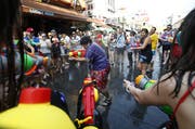 Die Khao San Road während dem traditionellen Wasserfest. (Bild: Keysstone/EPA/NARONG SANGNAK, 12. April 2016)