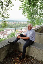 Stadtpräsident Hans Pfäffli schaut gern vom Burghügel aus über die Dächer von Rheineck. Im Hintergrund zu sehen die neugebaute Lärmschutzwand entlang der A1. (Bild: Martin Rechsteiner)