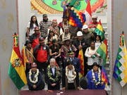 Lamafötus verbrannt. Boliviens Präsident Evo Morales (erste Reihe, zweiter von rechts) bei der Einweihung des neuen Präsidentenpalasts in La Paz. (Bild: KEYSTONE/EPA EFE/LUIS ANGEL REGLERO)