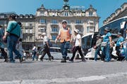 «Von diesen Gästen profitieren in erster Linie die Souvenir- und Uhrenindustrie»: Car-Touristen auf dem Luzerner Schwanenplatz. (Bild: Eveline Beerkircher (20. Juni 2018))