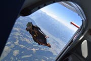 Wie ein Vogel in der Luft: Die Wingsuiter springen aus über 4'000 Metern aus den Flugzeugen. Dank dem speziellen Anzug kann der vertikale Fall in eine horizontale Flugbewegung umgewandelt werden. (Bild: Timon Kobelt)
